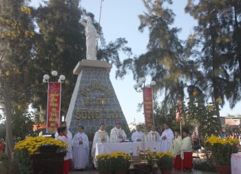 Thánh lễ Mùng 2 tết kính nhớ tổ tiên tại nghĩa trang