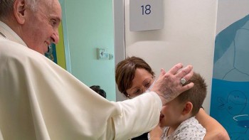 ĐTC thăm các trẻ em tại khoa ung thư