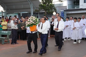 Giáo xứ Thánh Linh: Khai mạc Tháng Hoa