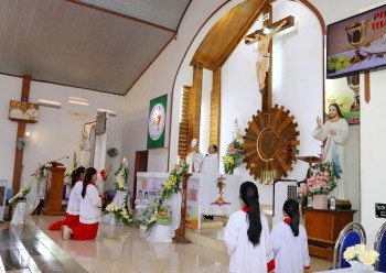 Gx. Phú Xuân – Lãnh nhận Hồng ân Thánh Thể