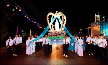 Giáo xứ Vinh An rước kiệu Đức Mẹ