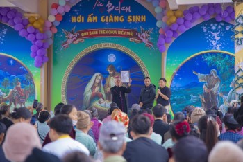 Đức cha Anphong Nguyễn Hữu Long Mừng Giáng Sinh các BN Ung Thư