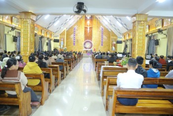 Ca đoàn Giáo họ Trinh Vương mừng Bổn mạng