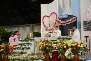 GIÁO XỨ HÒA NAM: BẾ MẠC THÁNG HOA VÀ MỪNG LỄ CHÚA BA NGÔI