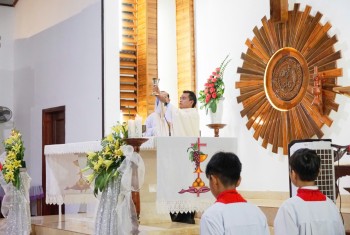 Gx. Phú Xuân: Tân linh mục dâng lễ tạ ơn