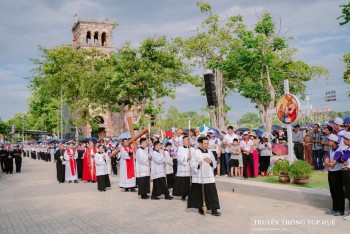 Cộng đoàn Hành Hương tham dự giờ ngắm Đường Thánh Giá