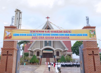 Thánh lễ ban Bí tích Thêm Sức tại Giáo xứ Vinh Quang