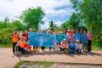 Hưởng ứng chiến dịch trồng cây toàn cầu.