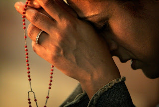 praying the rosary 724621[1]