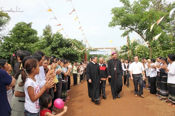 Đức Giám Mục kinh lý giáo xứ Ea Kmar