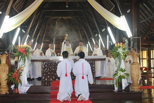 Sứ Thần Tòa Thánh thăm GP.BMT -2011
