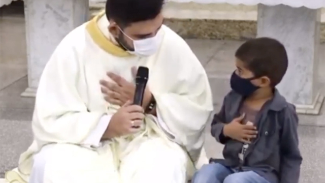 Cậu bé 5 tuổi xin cầu nguyện cho bố bị Covid