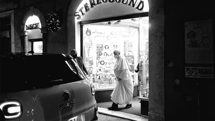 ĐTC thăm cửa hàng băng đĩa ở Roma