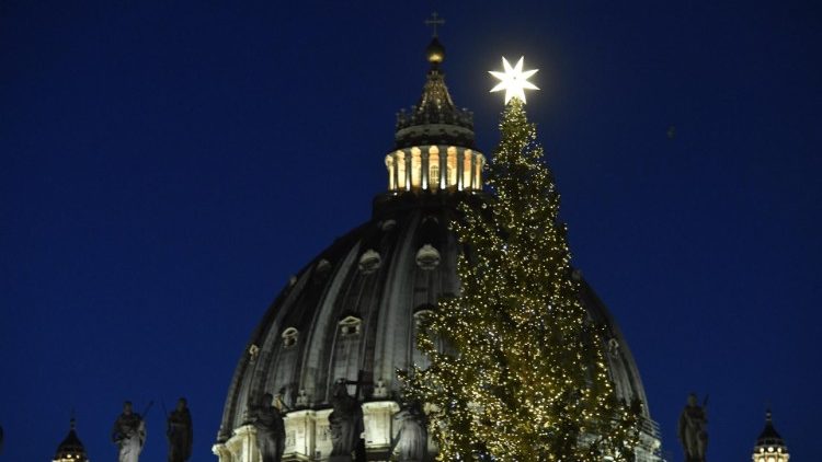 Cây thông và hang đá Giáng sinh tại Roma