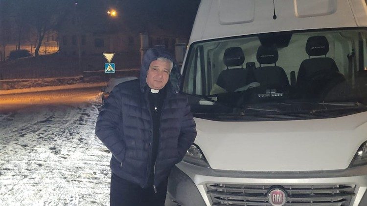 Bộ trưởng Bộ Bác ái mang đồ cứu trợ tới Ucraina
