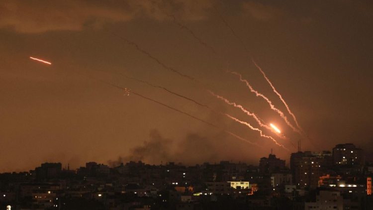 ĐTC kêu gọi kiềm chế trong cuộc chiến Israel-Hamas