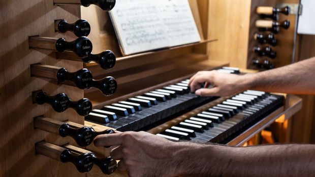 Âm nhạc - Thánh ca có tác động gì đến não bộ của chúng ta?