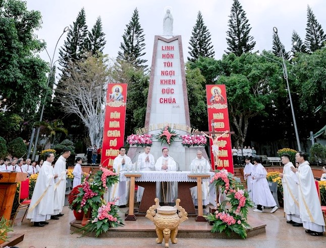 Giáo xứ Thánh Linh: Lễ Đức Mẹ Lộ Đức