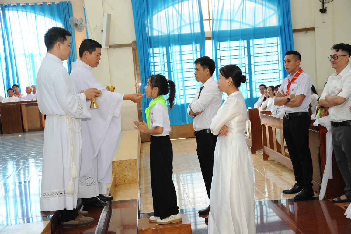 Thiếu nhi Giáo xứ Thổ Hoàng Rước Lễ Lần Đầu