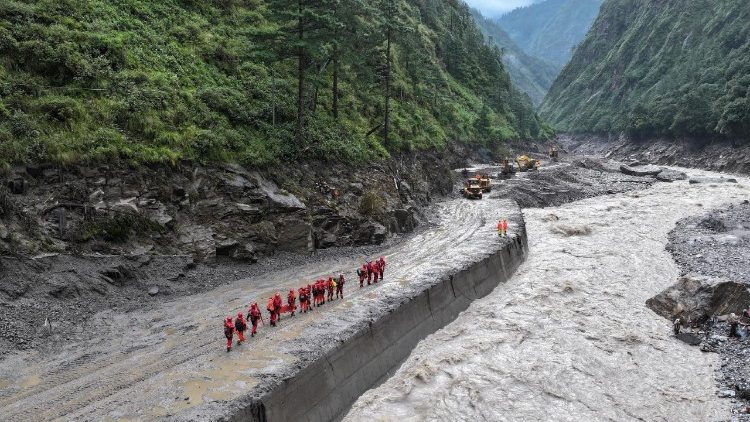 ĐTC cầu nguyện cho các nạn nhân lũ quét tại Nepal